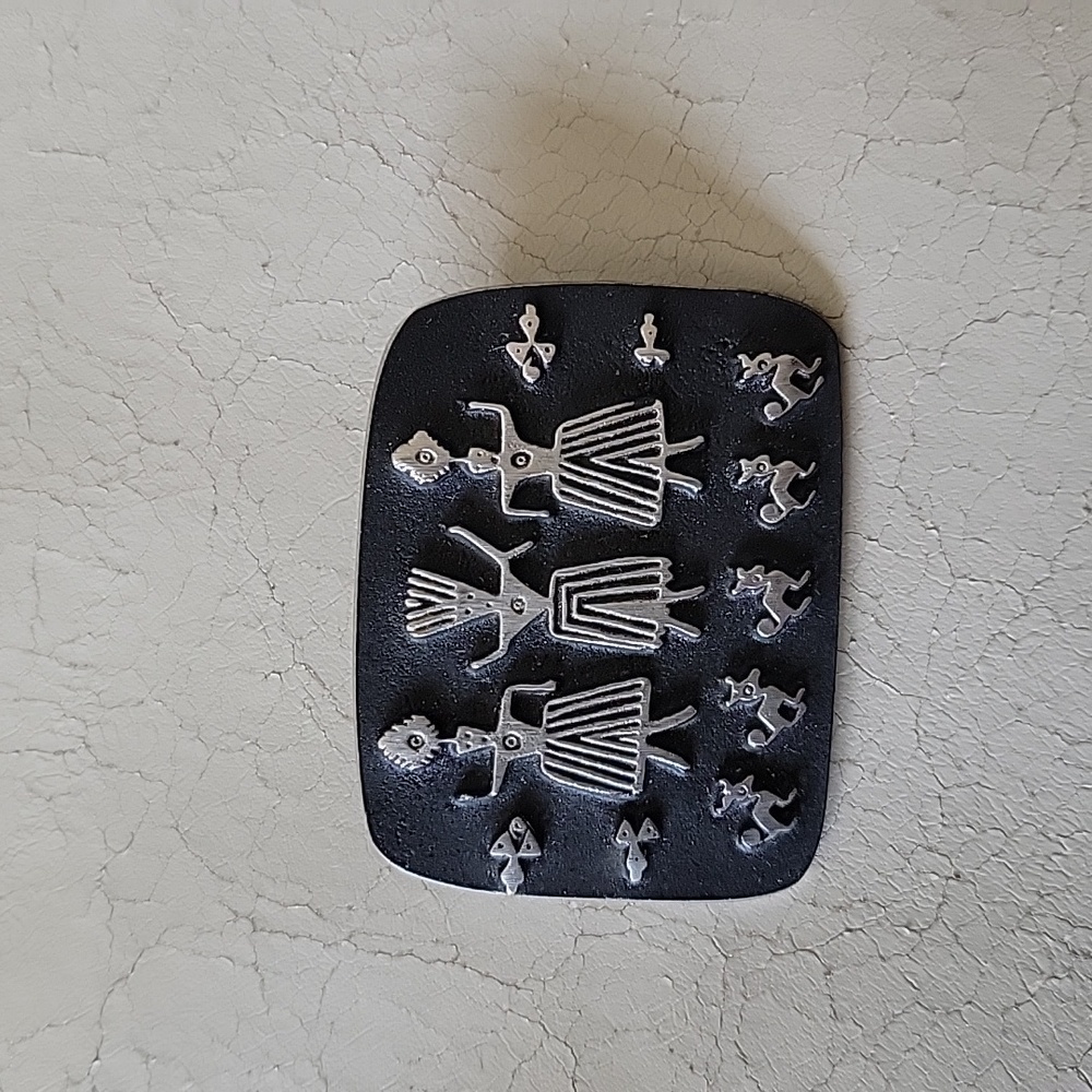 3 sisters pin or mother daughters African pin